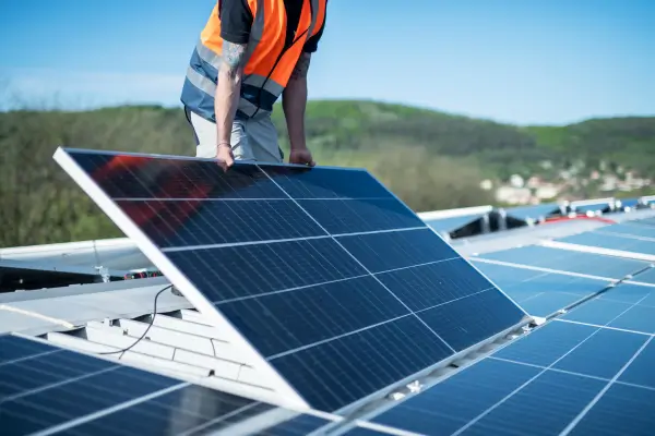 Tipos de sistemas fotovoltaicos: on-grid, off-grid, híbridos.